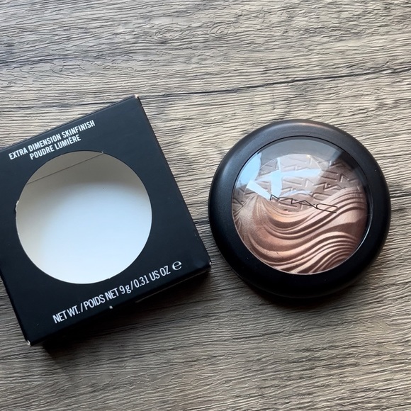 Mac Magnetic Appeal Extra Dimension Skinfinish - Picture 4 of 5
